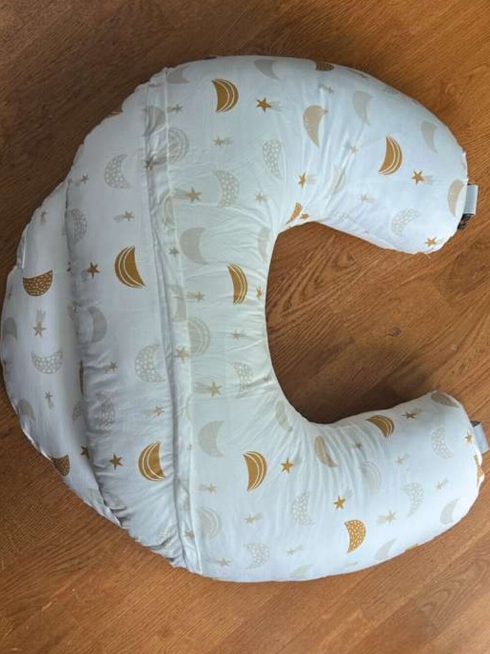 Momcozy Nursing Pillow Moon & Stars Print – Excellent Condition - Picture 2 of 3